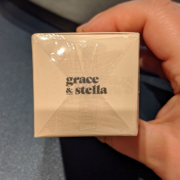 Grace & Stella - Picture 3 of 3